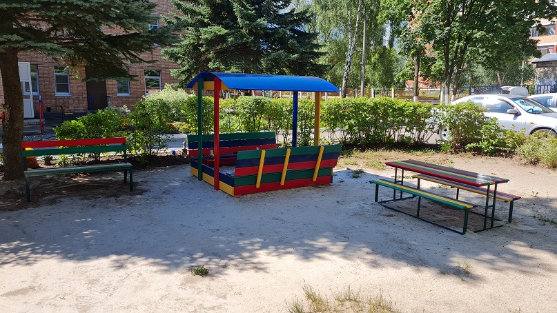 Беседка для площадки в детском саду со столиком и лавками  